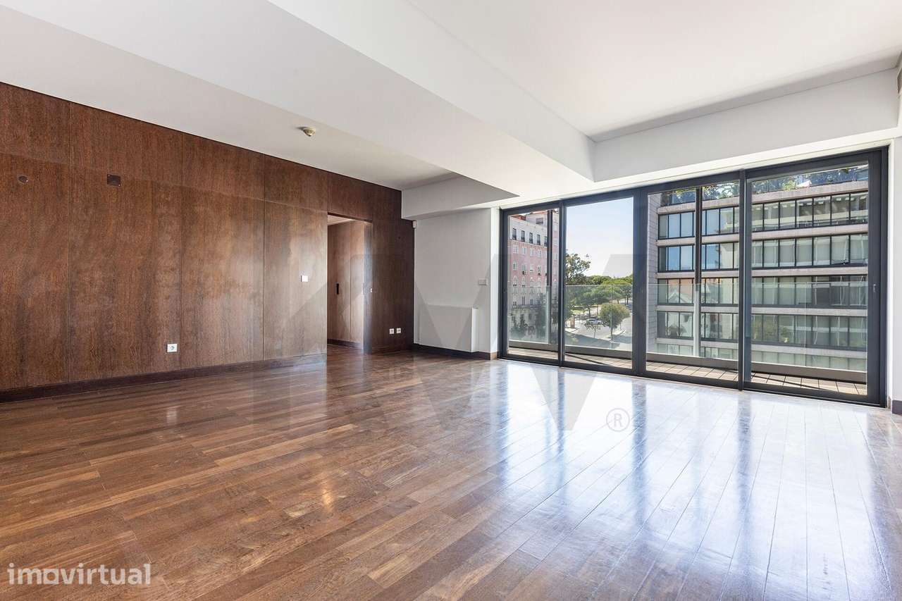 Apartamento T1 | 95m2 | Avenidas Novas | Garagem | Varanda - Grande imagem: 2/25