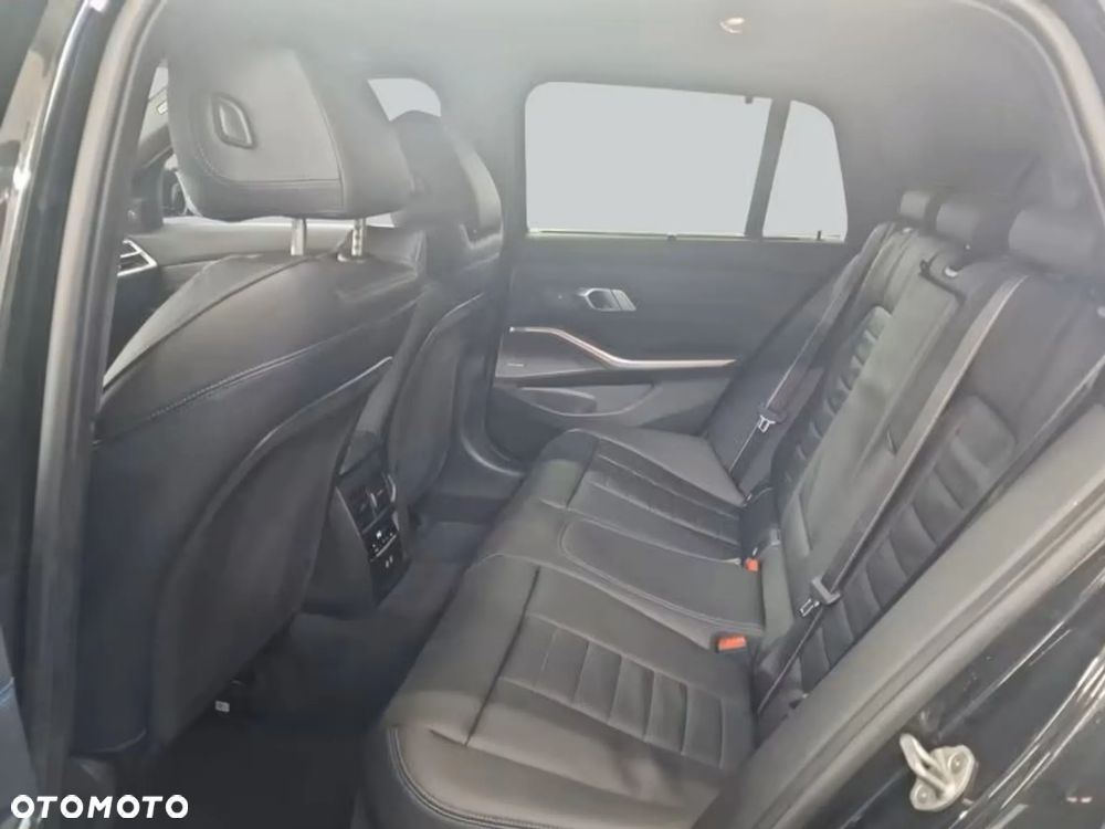 BMW Seria 3 330d xDrive mHEV M Sport - 17