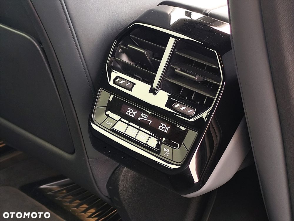 BMW iX xDrive40 76.6kWh Signature - 12