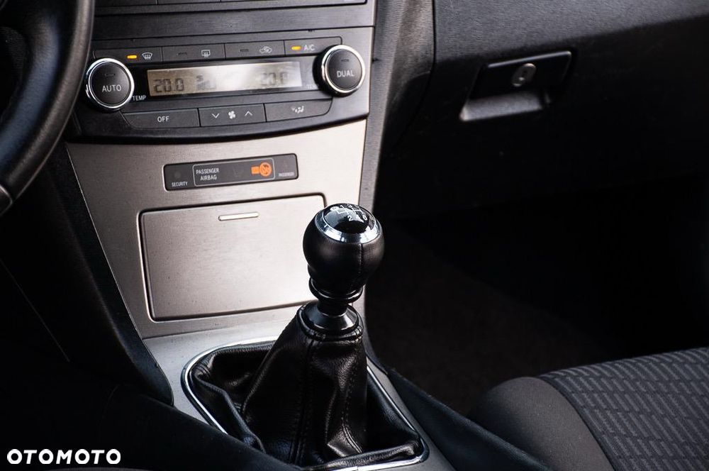 Toyota Avensis 2.2 D-4D X - 36