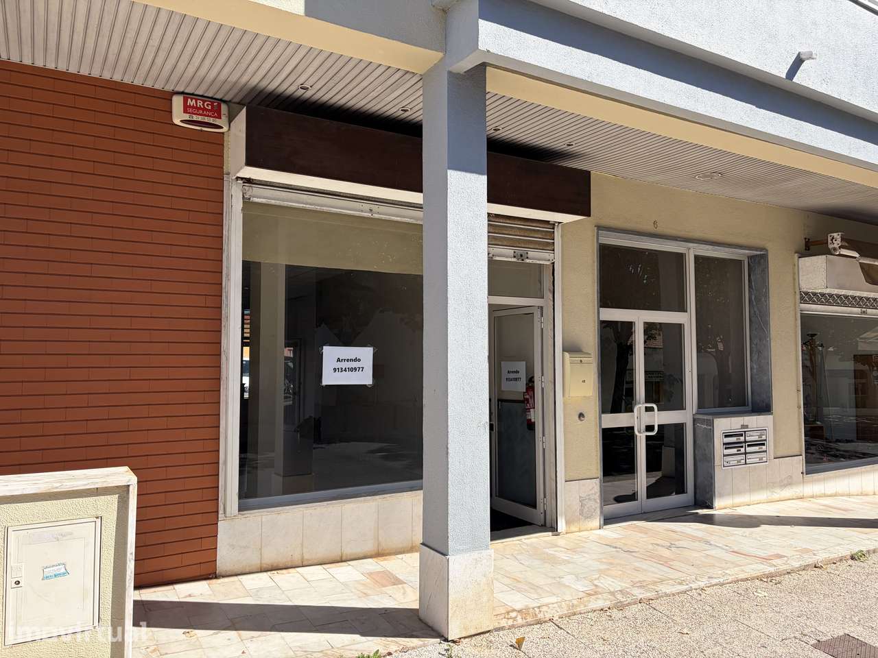 Loja Comercial com 52m² e Saída de Fumos – Queijas (Oeiras) - Grande imagem: 2/10