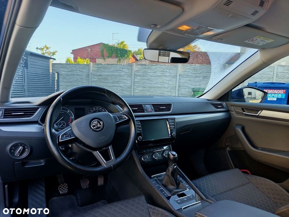 Skoda Superb 2.0 TDI Premium Edition - 17