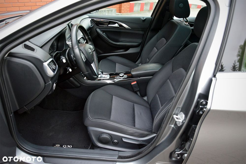 Infiniti Q30 2.2d DCT AWD City Black Edition - 10