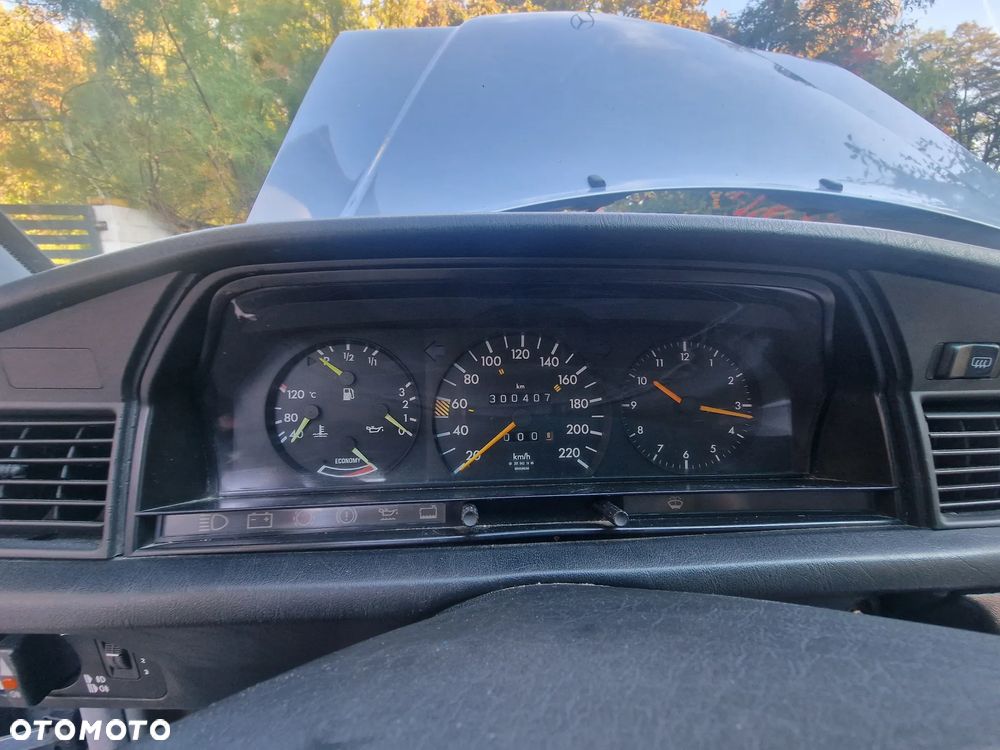 Mercedes-Benz W201 1991 photo 4