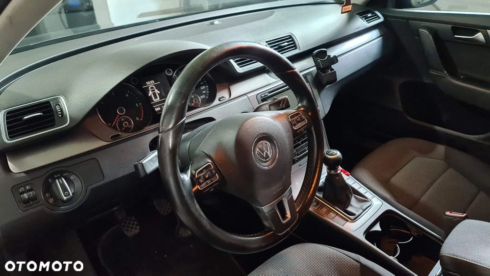 Volkswagen Passat 2.0 TDI Comfortline - 11