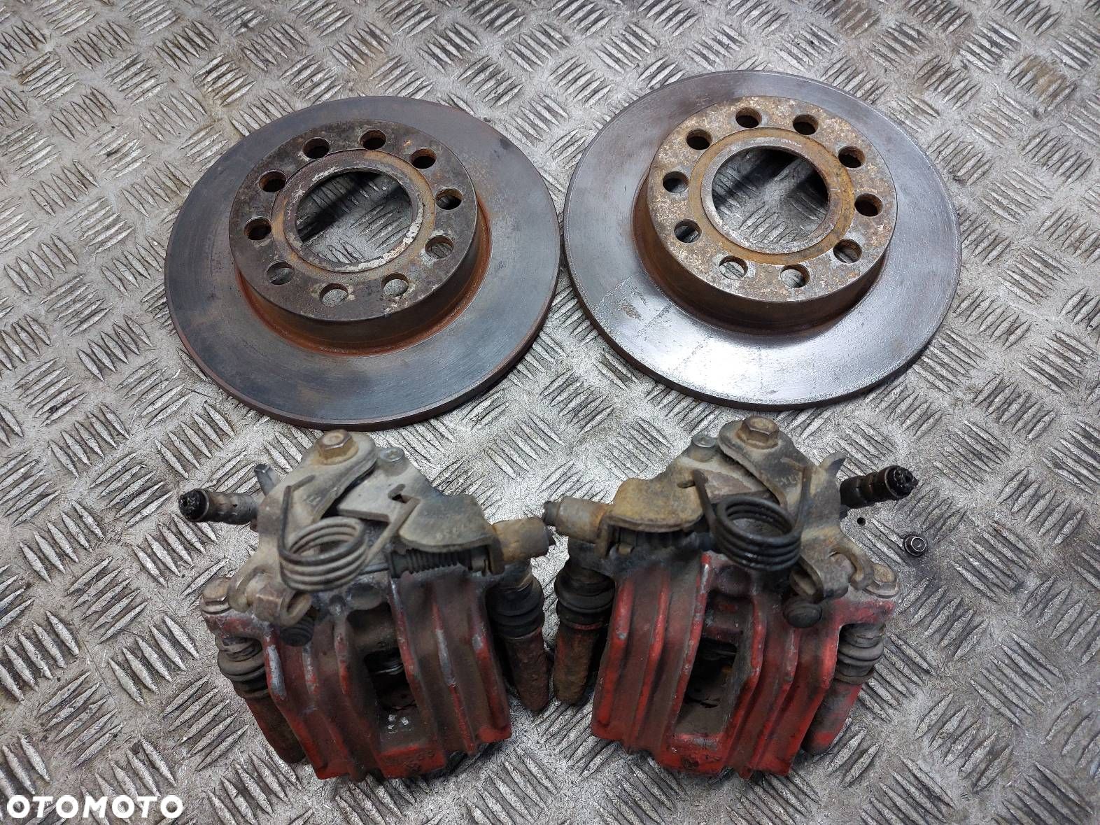 TARCZE HAMULCOWE TYŁ + KLOCKI + ZACISKI AUDI A4 B6 - 1