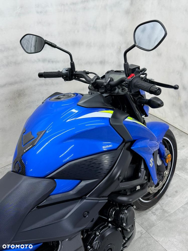 Suzuki GSX - 6
