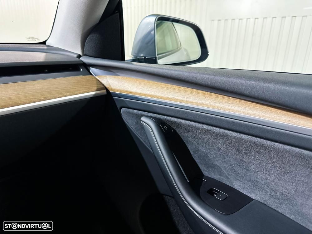 Tesla Model Y Long Range Dual Motor AWD - 32