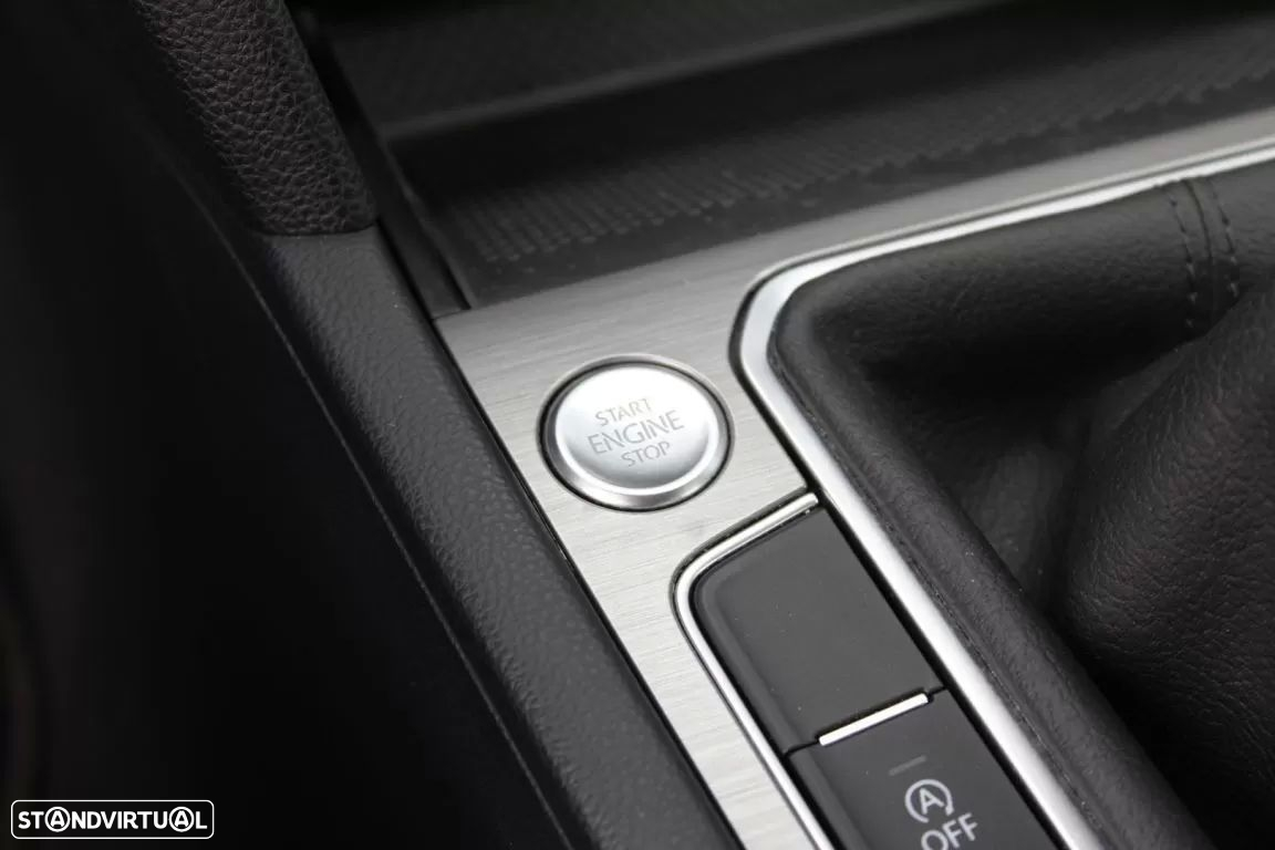 VW Passat 2.0 TDI Elegance - 23