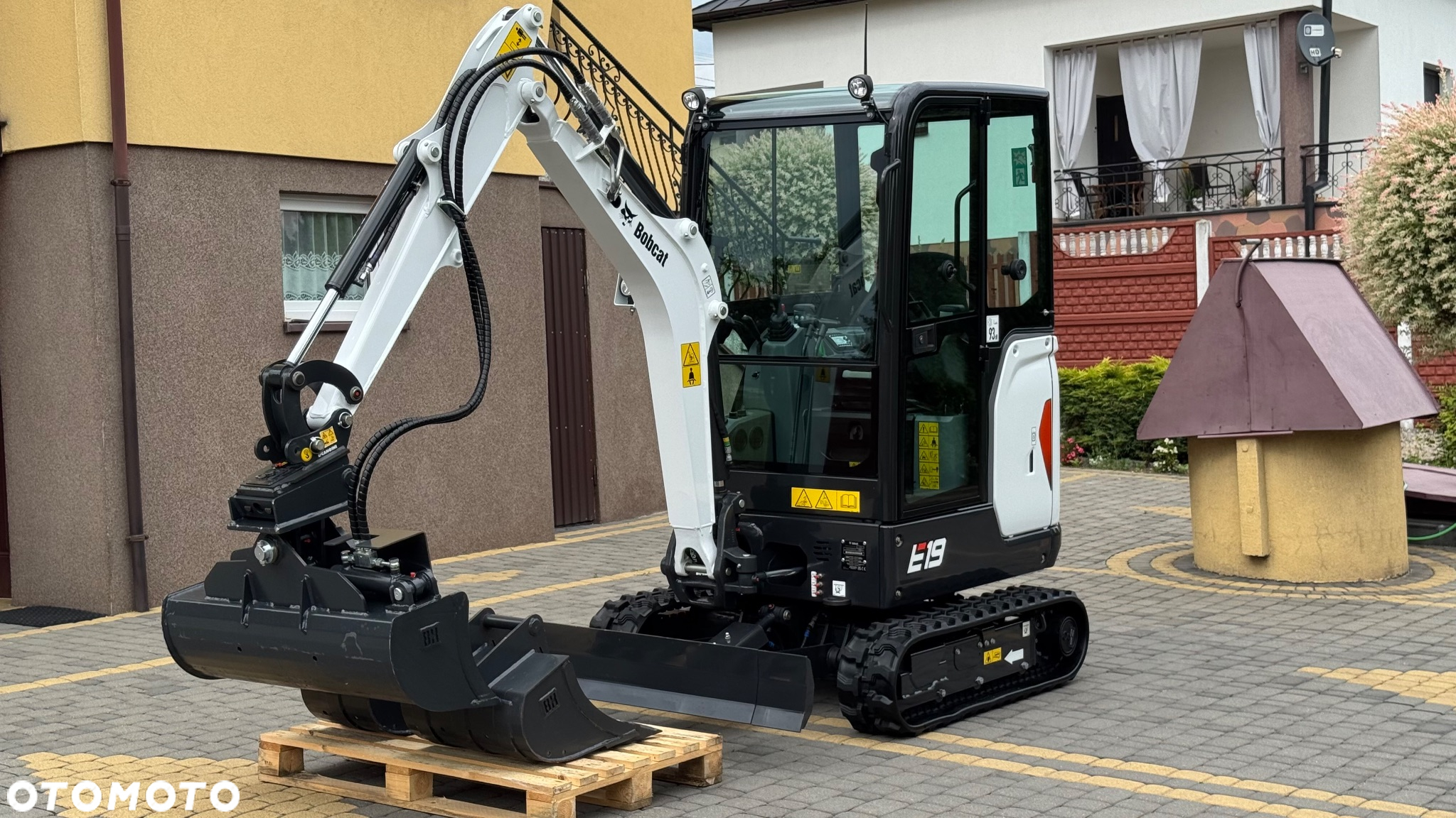 Bobcat E19 / rok 2024 / liczba godzin 4 / kupiona u dealera w Polsce / stan NOWA / komplet 3 łyżek / skarpówka hydrauliczna / - 2