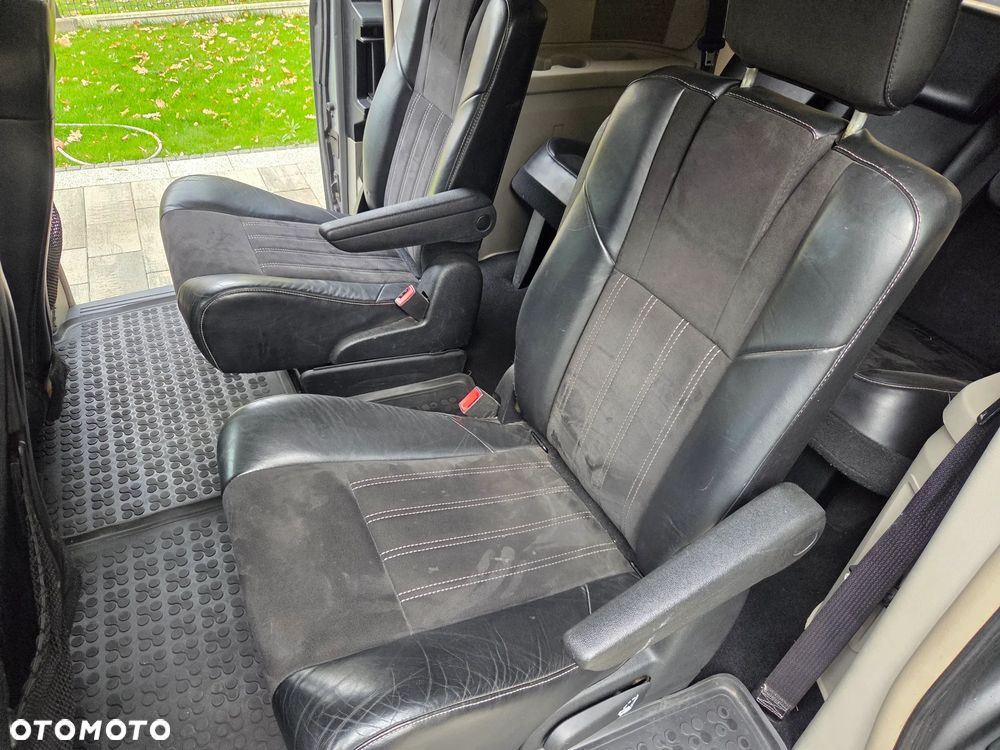 Chrysler Town & Country - 26