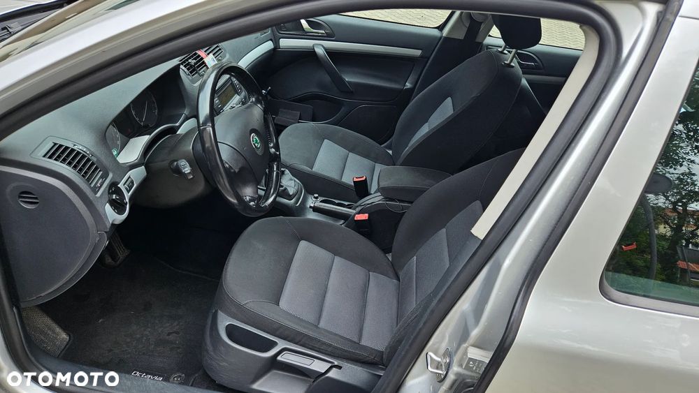 Skoda Octavia 1.6 Ambiente - 11