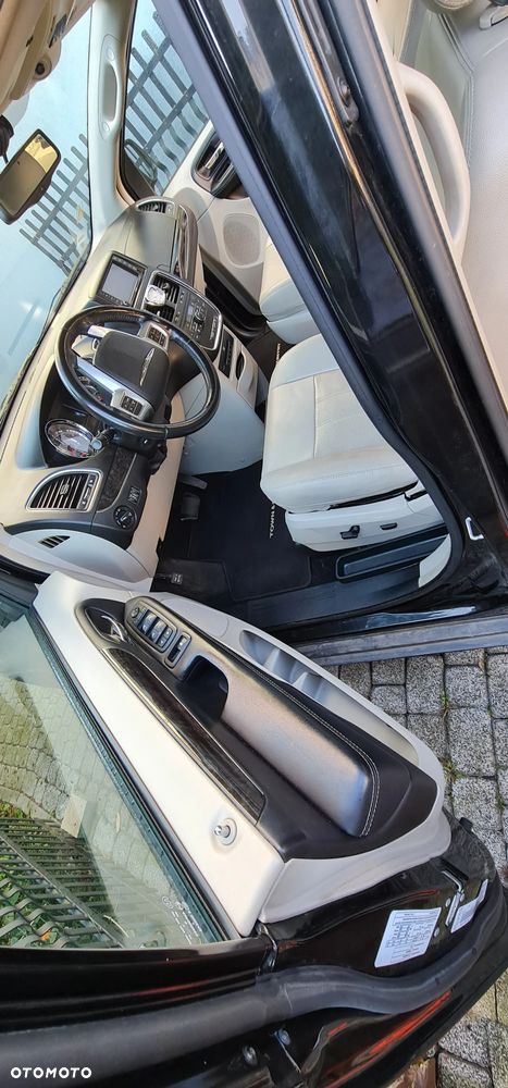 Chrysler Town & Country 3.6 Limited - 6
