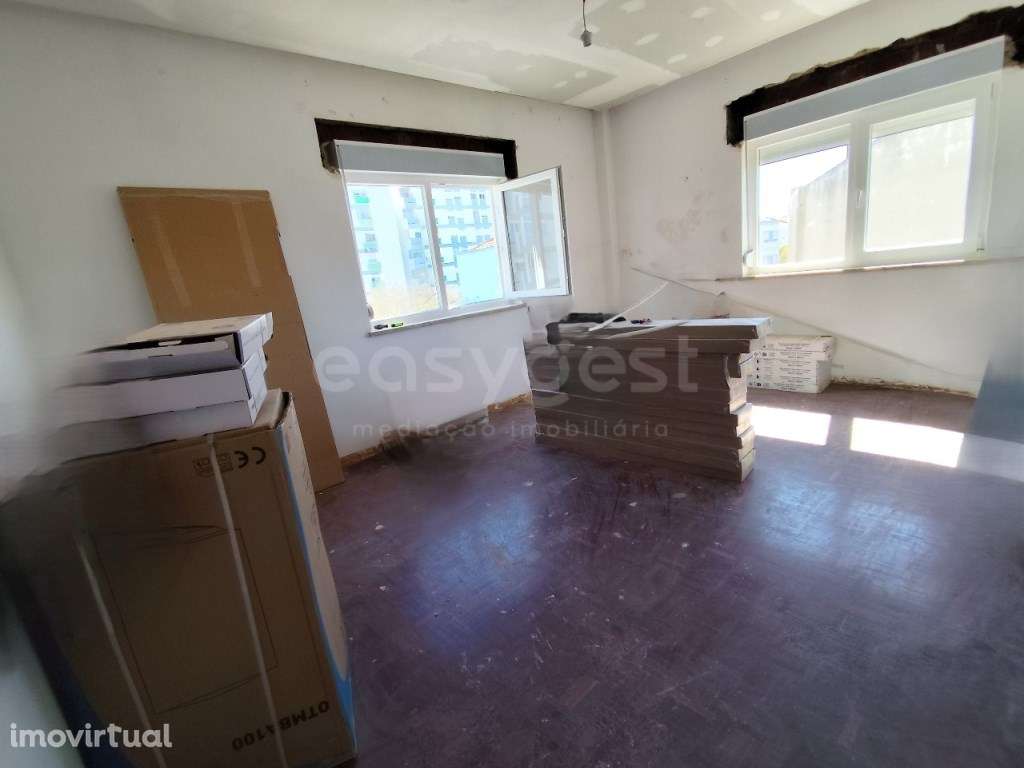 Duplex T3+2 totalmente renovado na Moita espaço e conforto - Grande imagem: 3/23