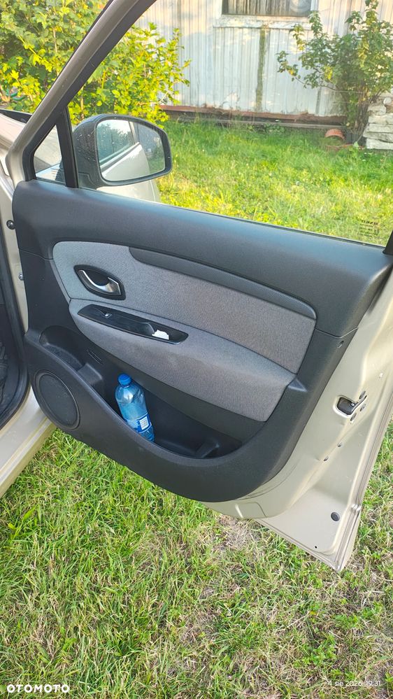 Renault Grand Scenic - 10