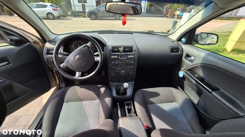 Ford Mondeo 1.8 Ghia - 11