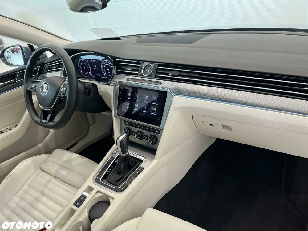 Volkswagen Passat Variant 2.0 TDI SCR DSG 4Motion Alltrack - 8