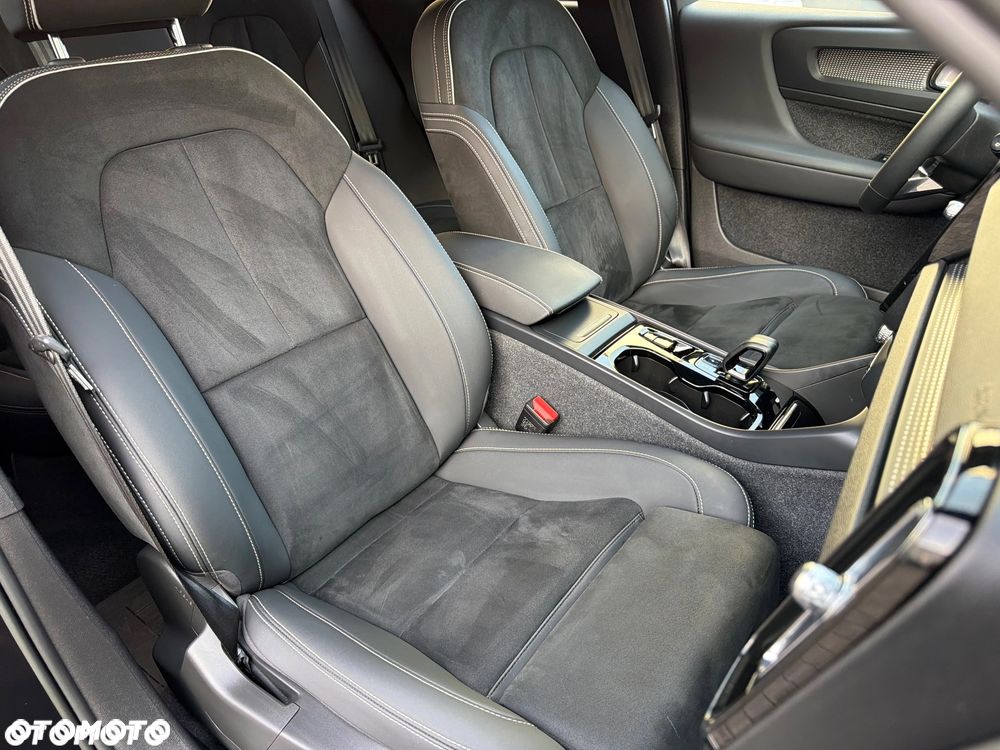 Volvo XC 40 B3 B DKG Ultra Black Edition - 22
