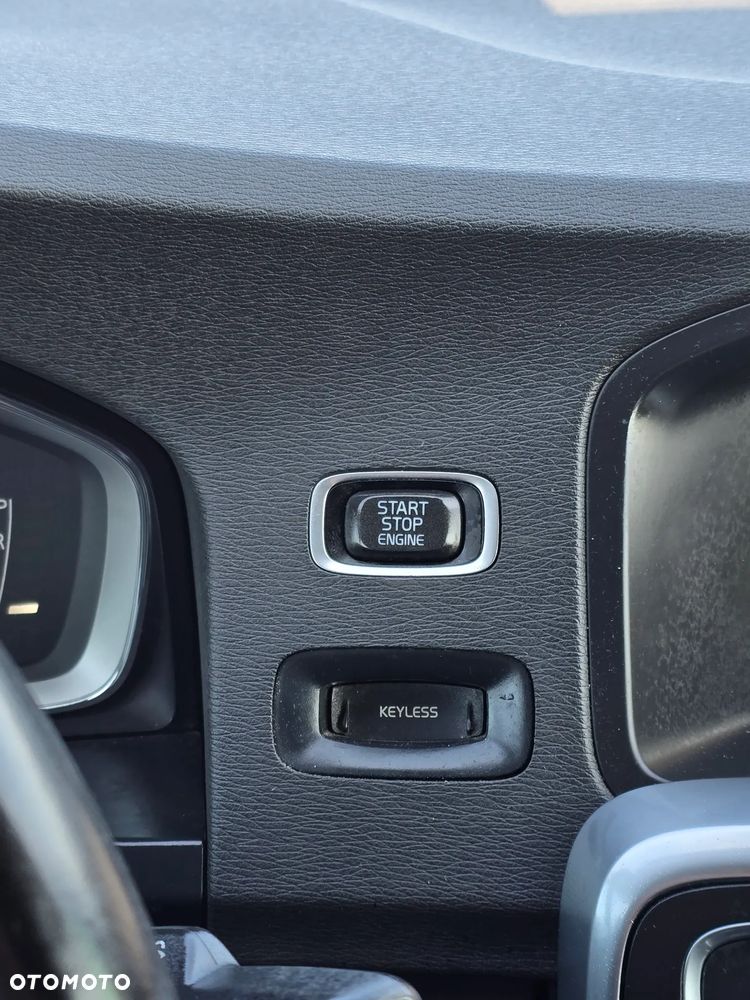 Volvo V60 D6 AWD Plug-in Hybrid R-Design Summum - 32