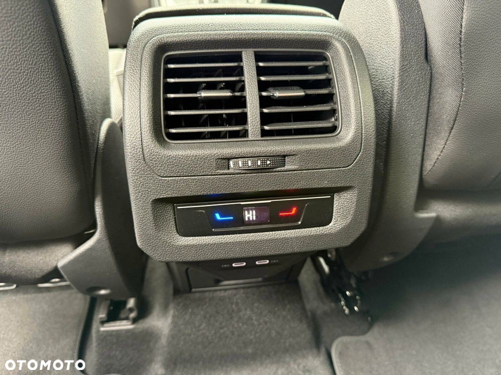 Volkswagen Touran - 12
