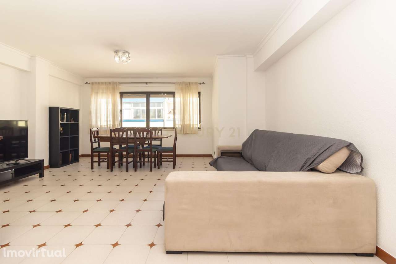 Apartamento T2 de 98m2 com Excelentes Áreas e 2 WC, no Centro Caparica - Grande imagem: 5/36