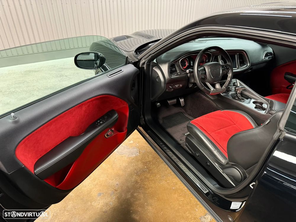 Dodge Challenger Auto SRT Hellcat - 23