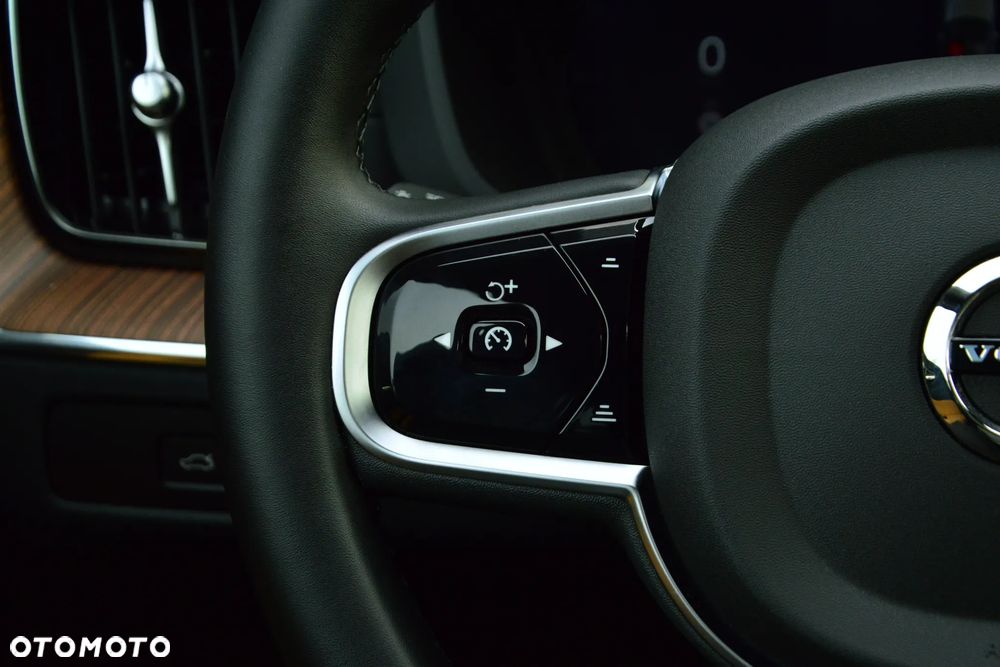 Volvo XC 60 T8 Plug-In Hybrid AWD Ultimate Dark - 28