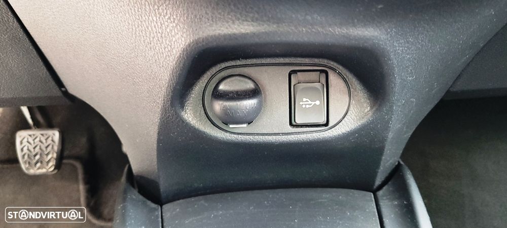 Toyota Yaris 1.33 VVT-i Comfort+P.Style - 25