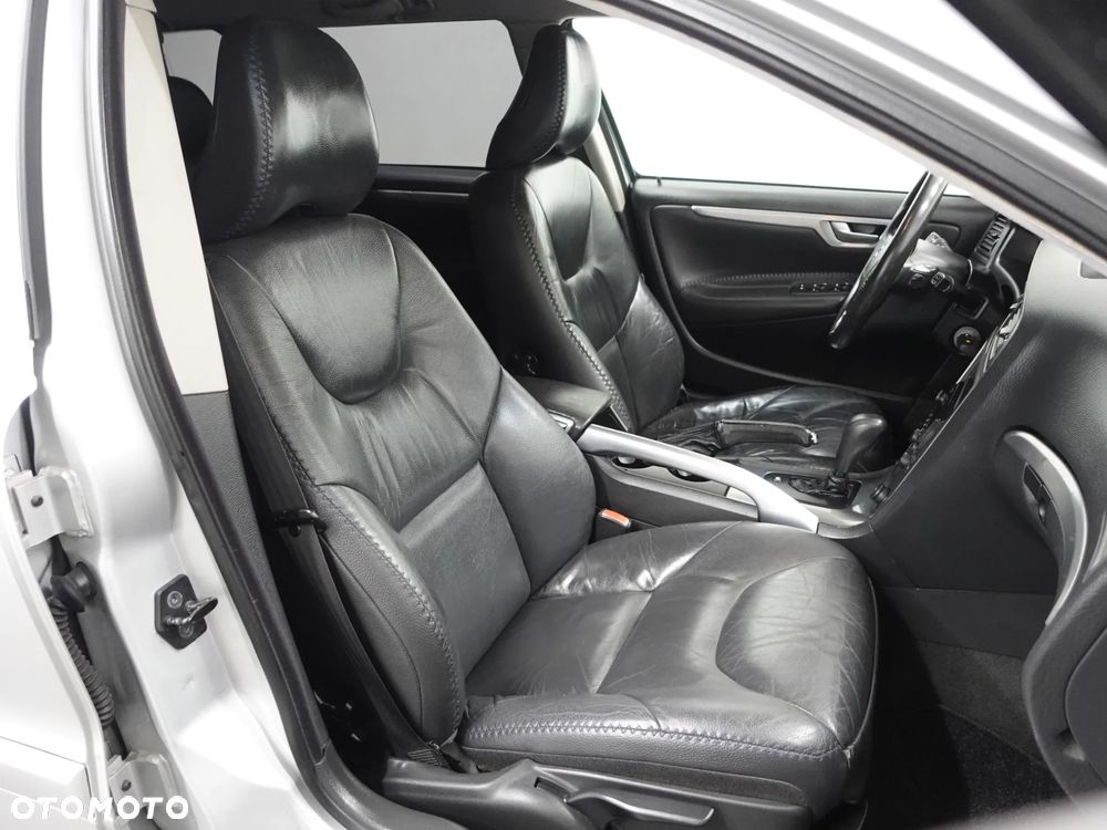 Volvo XC 70 D5 AWD Momentum - 27