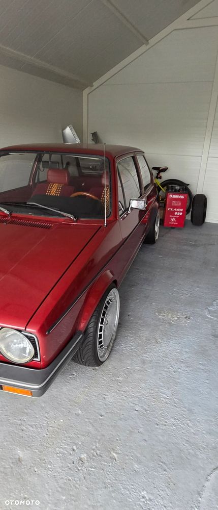 Volkswagen Golf 1.1 L - 1