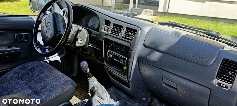 Toyota Hilux 4WD DLX - 4