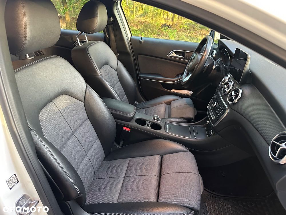 Mercedes-Benz GLA 180 7G-DCT Urban - 24