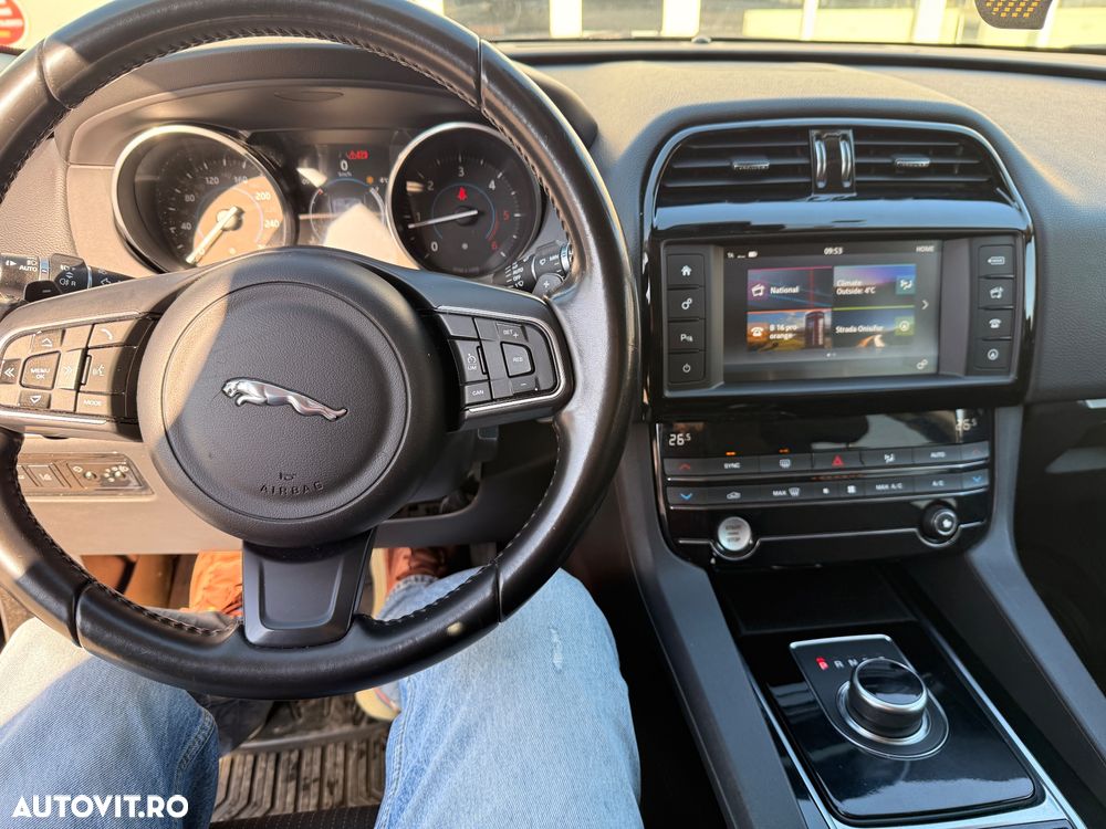 Jaguar F-Pace 20d AWD Aut. Pure - 7
