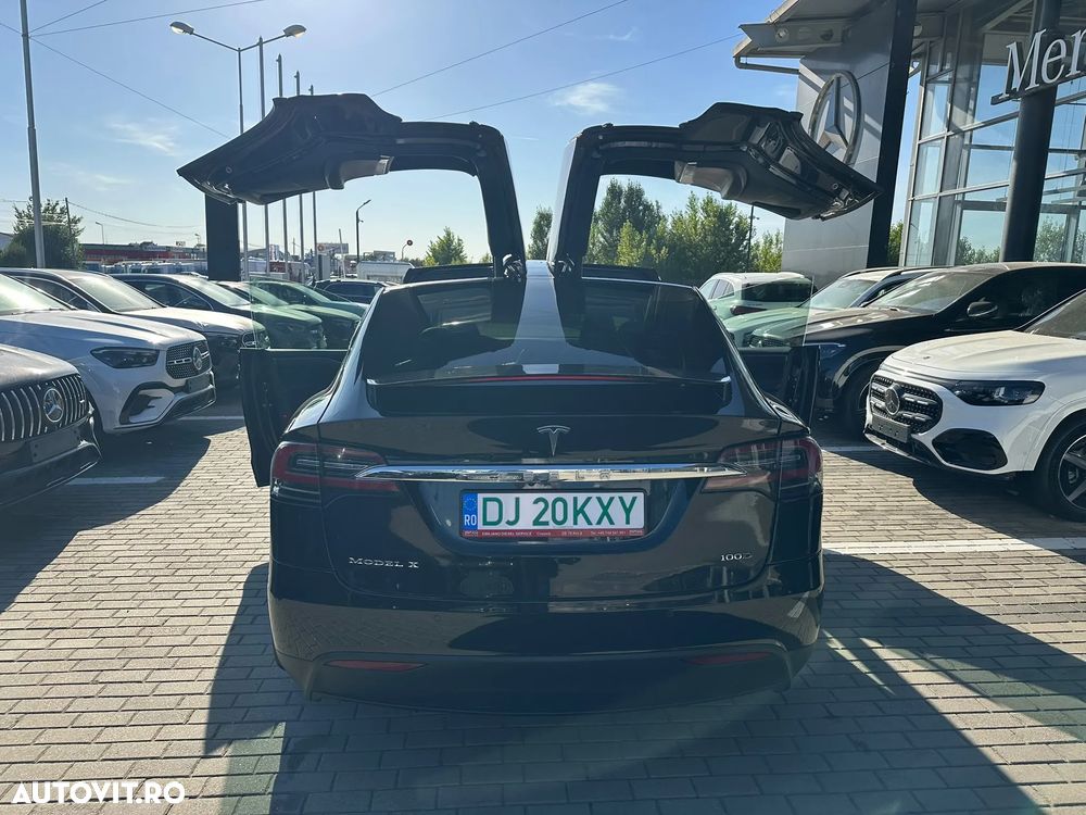 Tesla Model X - 12