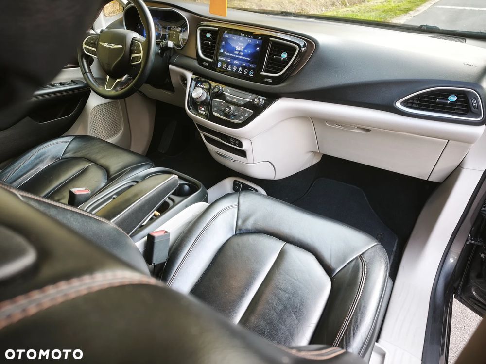 Chrysler Pacifica - 25