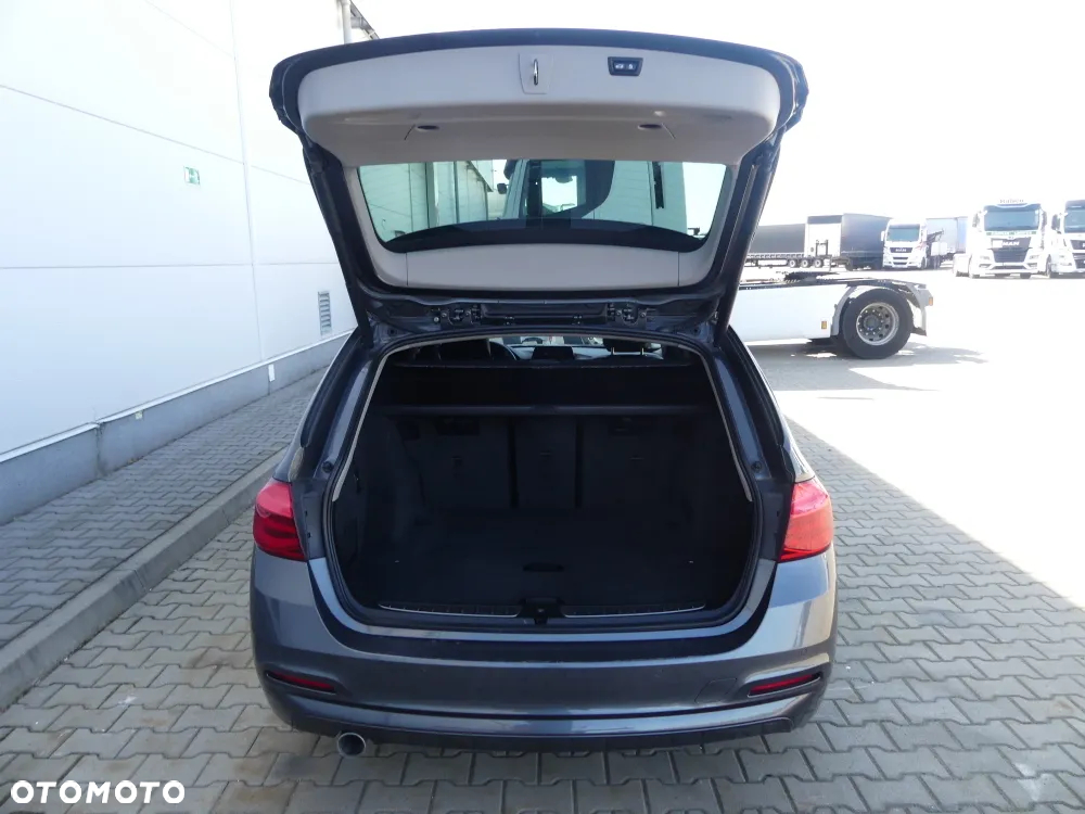 BMW Seria 3 318d Touring - 12