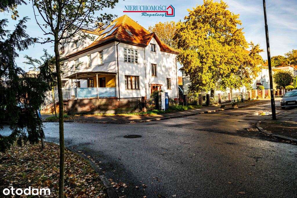 Część domu z garażem i ogródkiem