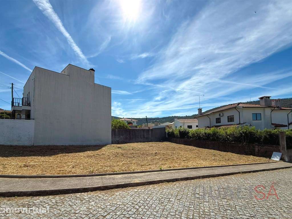 Lote de gaveto para construção de moradia em Nogueira em Braga - Grande imagem: 4/26