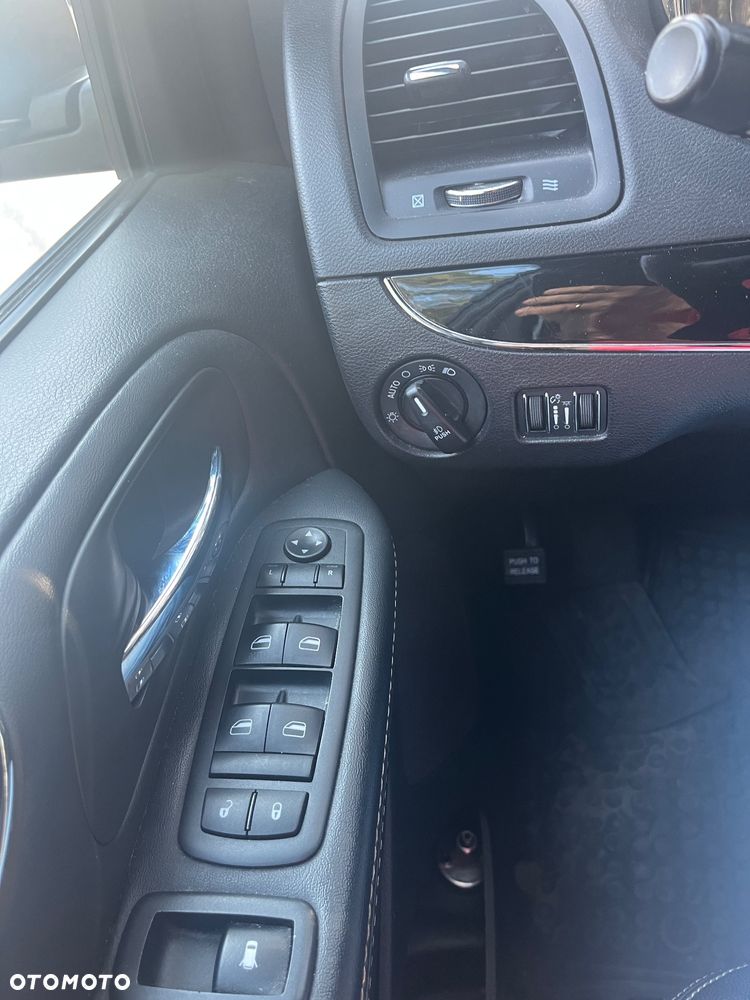 Chrysler Town & Country - 13