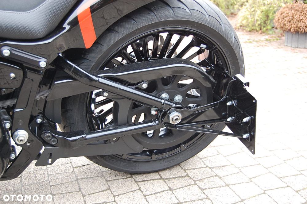 Harley-Davidson Softail Breakout - 16