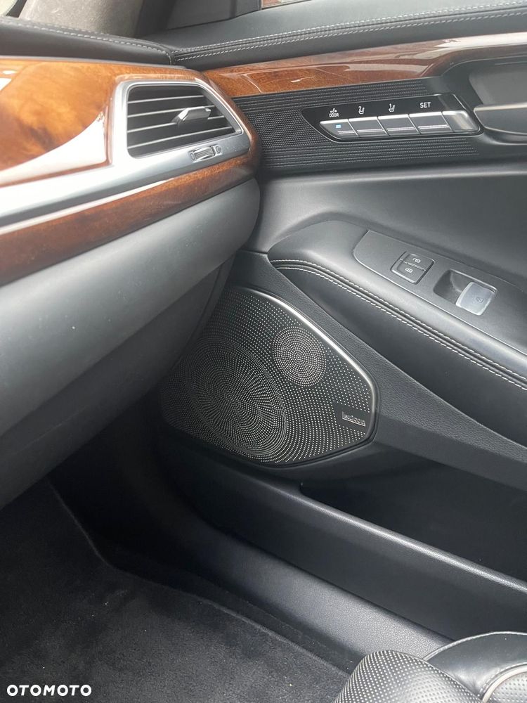 Genesis G90 - 37