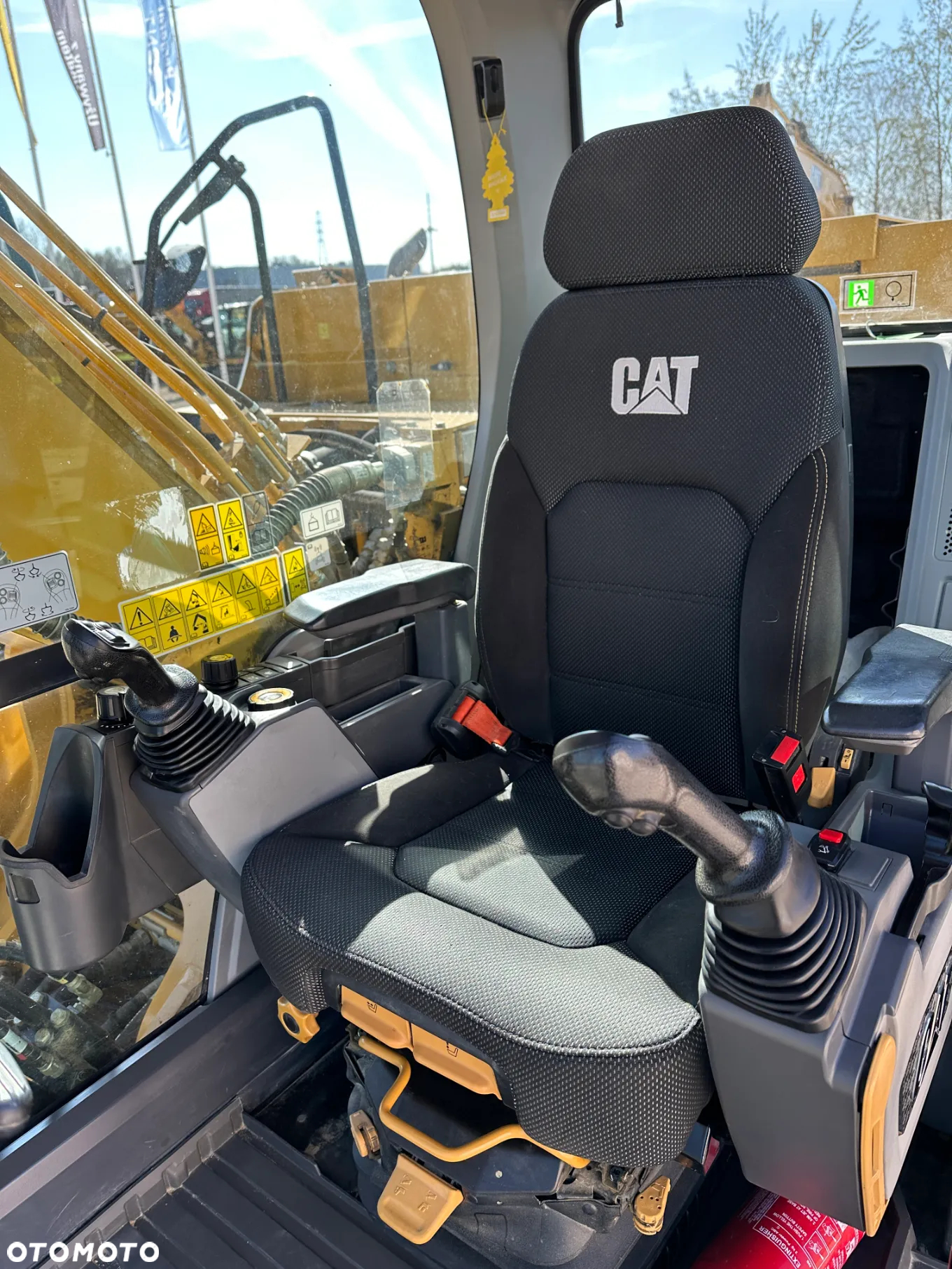 Caterpillar 323 - 9