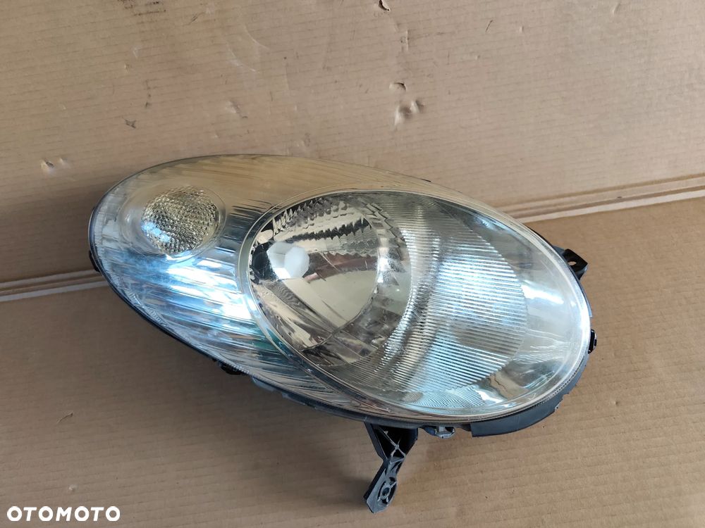 Nissan Micra k12 LAMPA PRAWY PRZÓD - 1