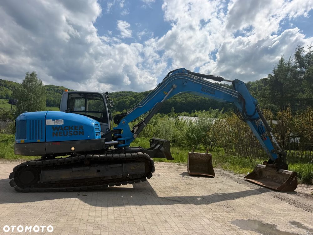 Wacker Neuson ET145 Koparka Gąsienicowa 15 ton. Maszyna jak Nowa 2018 rok. 3400Mtg silnik PERKINS. Maszyna Pełny Oryginał. Aktualna DEKRA BMWT oraz aktualne serwisy Eksploatacyjne! Sprowadzona z Norwegii, KLIMA, KAMERY, własna pompa tankowania, Nagłośnienie, Zero luzów i wycieków! OKAZJA. Szybkozłącze Hydrauliczne. Skrętne ramię. Dodatkowe linie hydrauliczne! 2 łyżki - 30