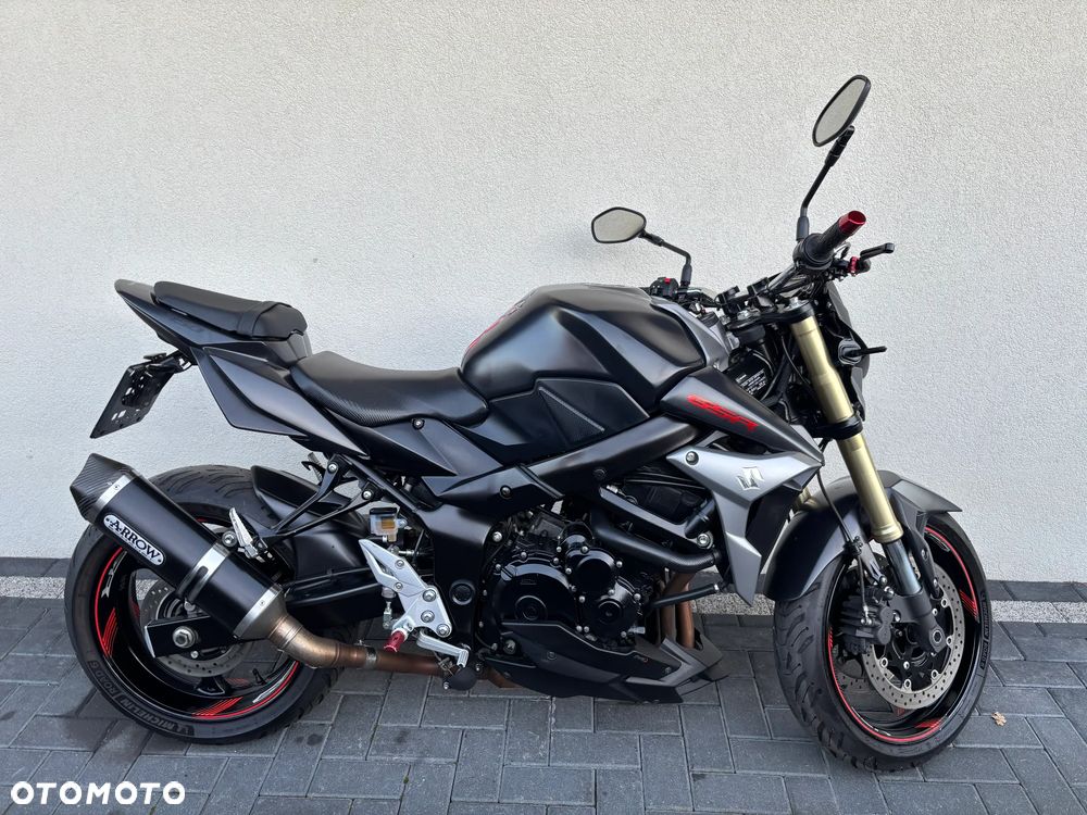 Suzuki GSR - 7