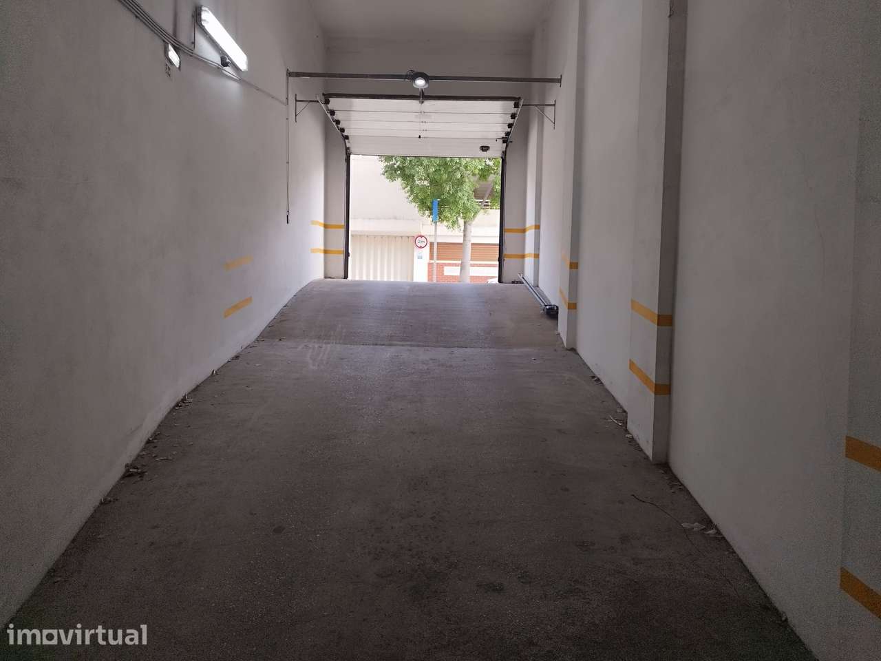 Armação de Pêra, Garagem muito central perto do Mercado - Grande imagem: 3/5