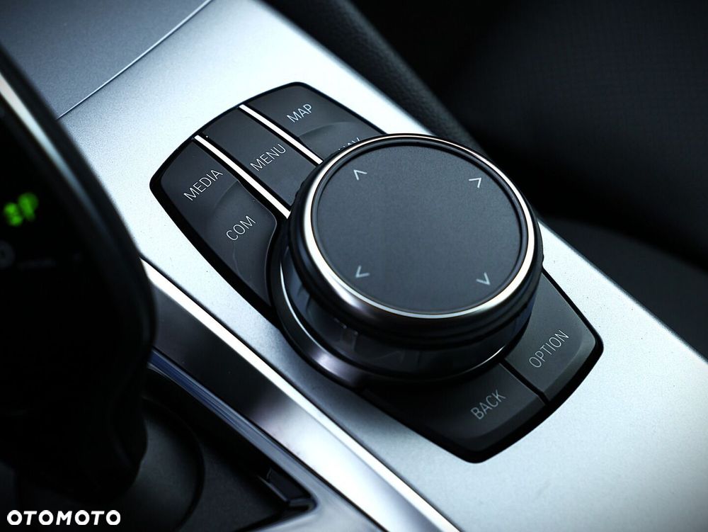 BMW Seria 5 520d xDrive mHEV - 28