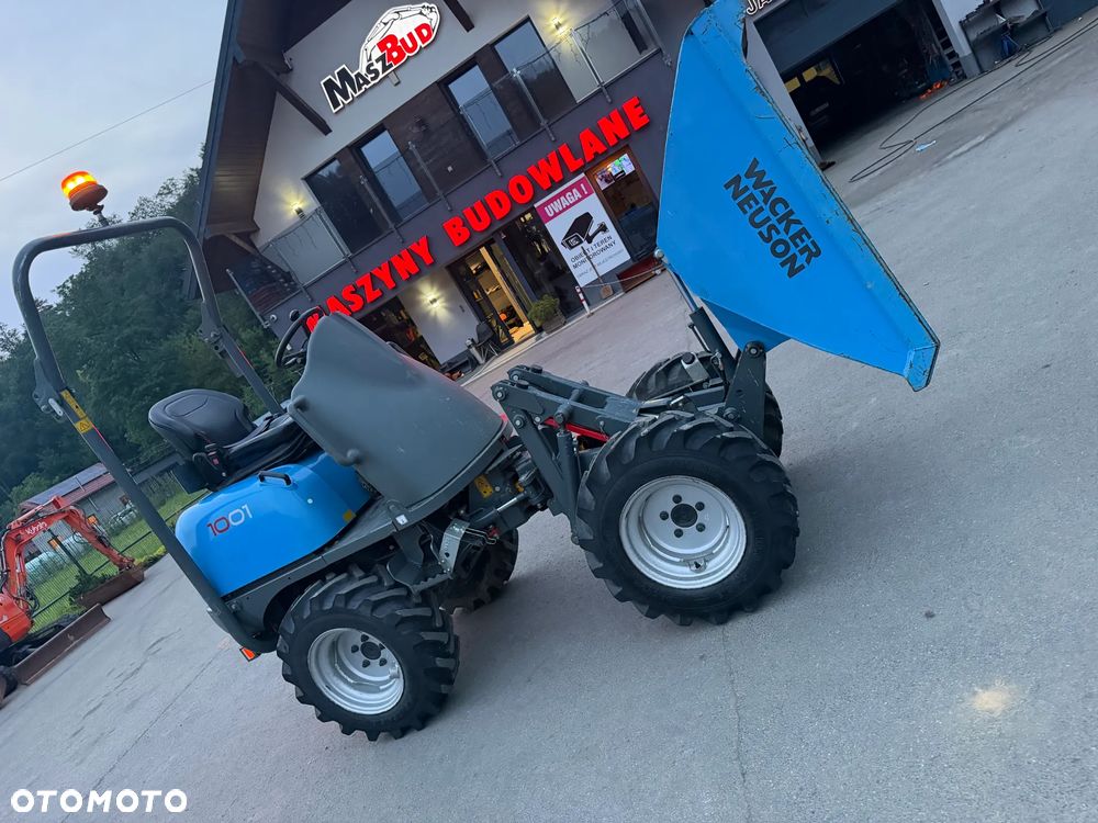 Wacker Neuson 1001 Wozidło Budowlane Rolnicze 4x4. Ładowność 1 tona. Wysokie podnoszenie+KIPER Wysoki! Sprowadzone z Norweskiej szkółki roślinnej. Maszyna Jak Nowa z Salonu 665 mtg. 2023 roku. Ani Deka luzów czy wycieków. Silnik Yanmar 3cyl. Potężna moc a maszyna bardzo mała i zwinna. Szybka wolna jazda. Oświetlenie rozbudowane. Wielka Okazja!  Jazda Rewers. Hydrostatic! Opony jak Nowe! - 28