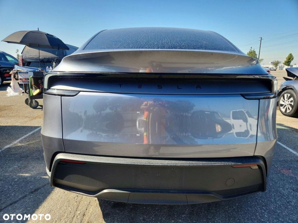 Tesla Model Y - 7