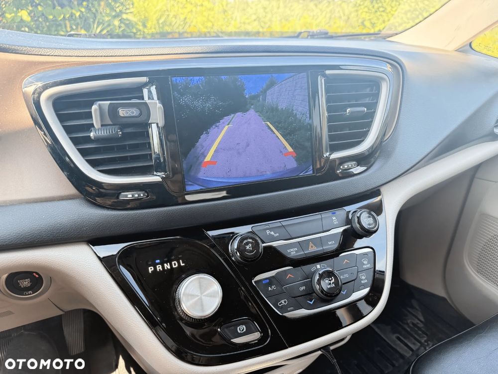 Chrysler Pacifica - 17